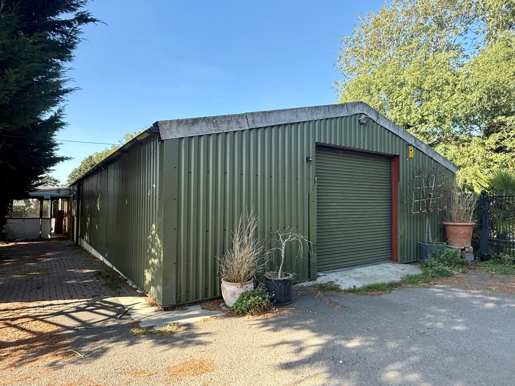 Lot: 80 - EQUESTRIAN FACILITY - INDOOR MANÈGE, STABLES, PADDOCKS AND ACCOMMODATION - Green Barn